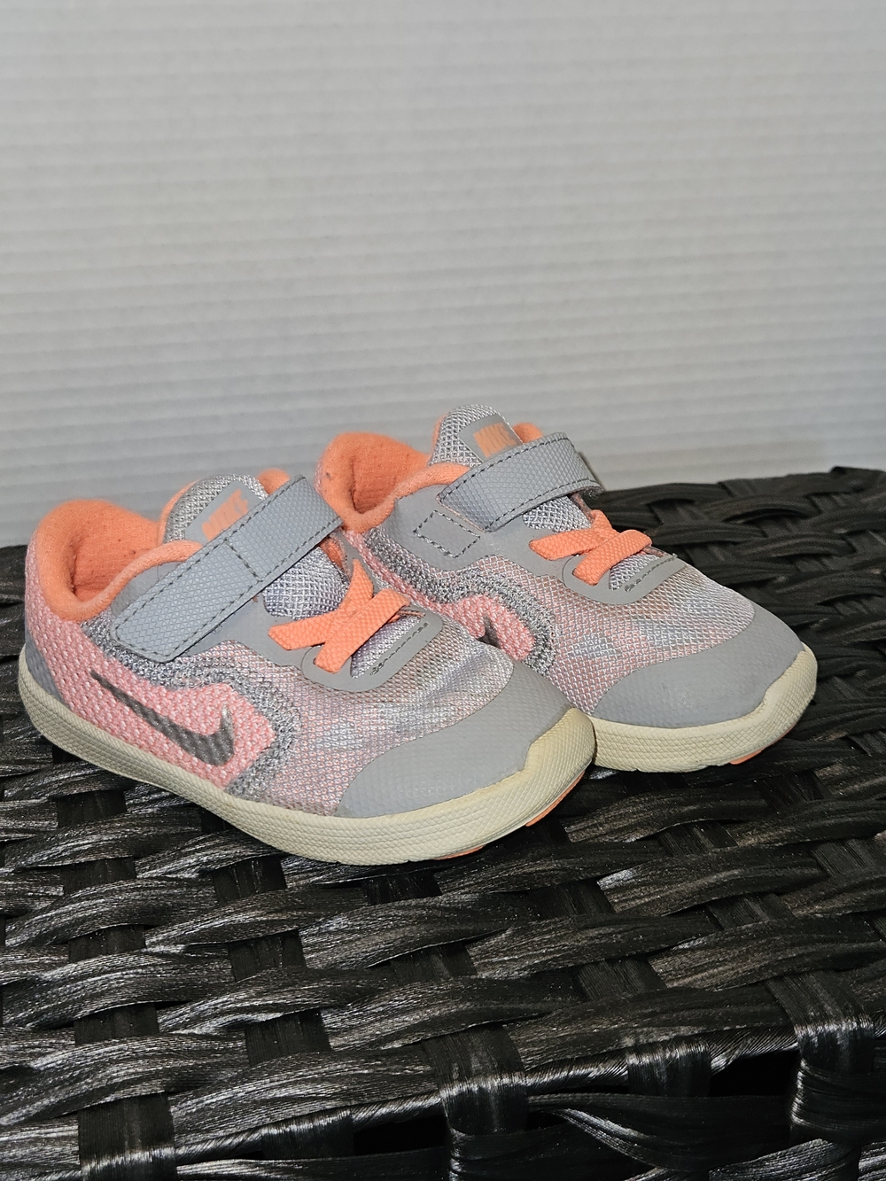 Nike Toddler Gray and Peach Hook-and-Loop Athletic Sneakers